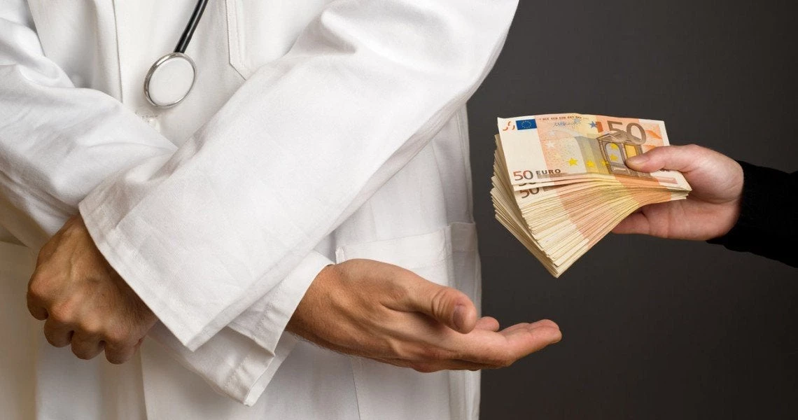 Στα δίχτυα της ΕΛΑΣ 51χρονος γιατρός – Είχε τσεπώσει 23.125 ευρώ από «φακελάκια» – Που θα καταγγείλετε ανάλογα περιστατικά